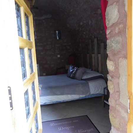Bed and Breakfast Le Donjon De La Reine Margot Beaumont  Экстерьер фото