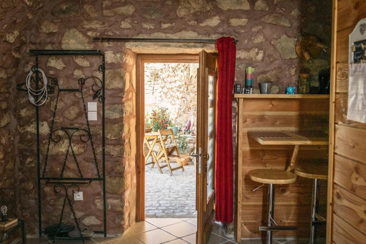 Bed and Breakfast Le Donjon De La Reine Margot Beaumont  Экстерьер фото