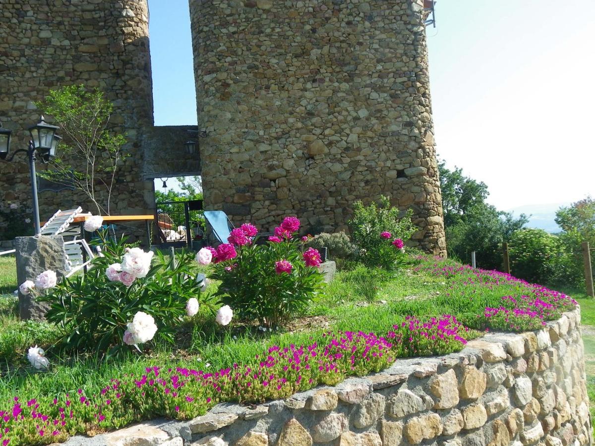 Bed and Breakfast Le Donjon De La Reine Margot Beaumont  Экстерьер фото