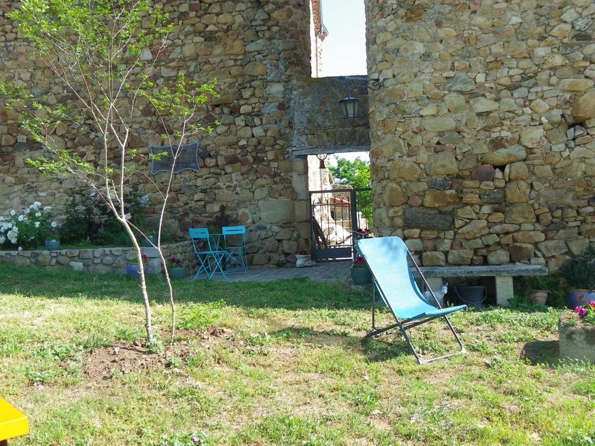 Bed and Breakfast Le Donjon De La Reine Margot Beaumont  Экстерьер фото