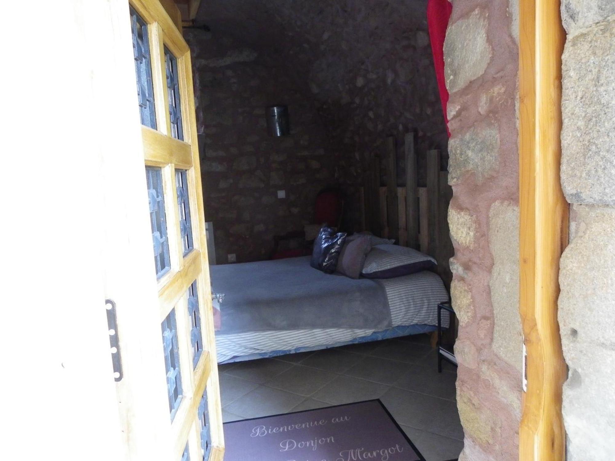 Bed and Breakfast Le Donjon De La Reine Margot Beaumont  Экстерьер фото