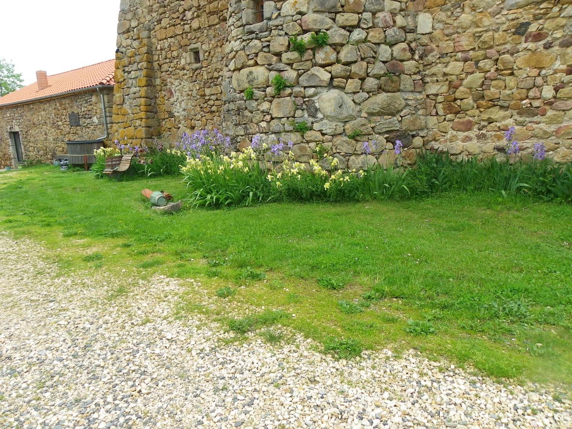 Bed and Breakfast Le Donjon De La Reine Margot Beaumont  Экстерьер фото